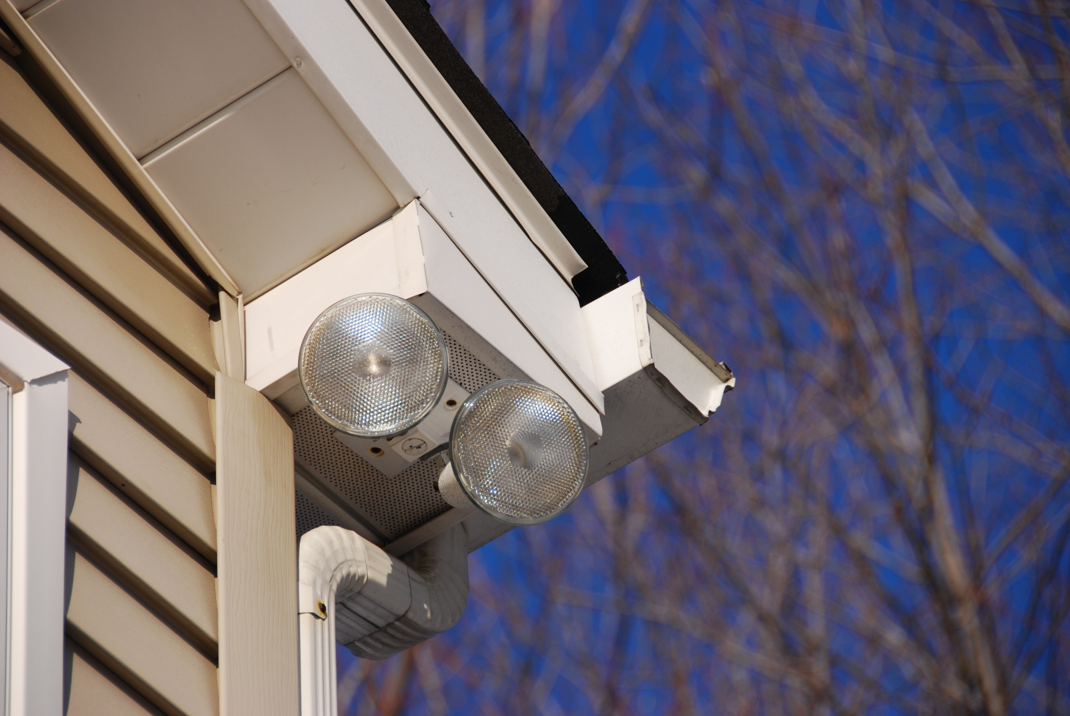 8 Reasons to Invest in Security Lights for Your Home