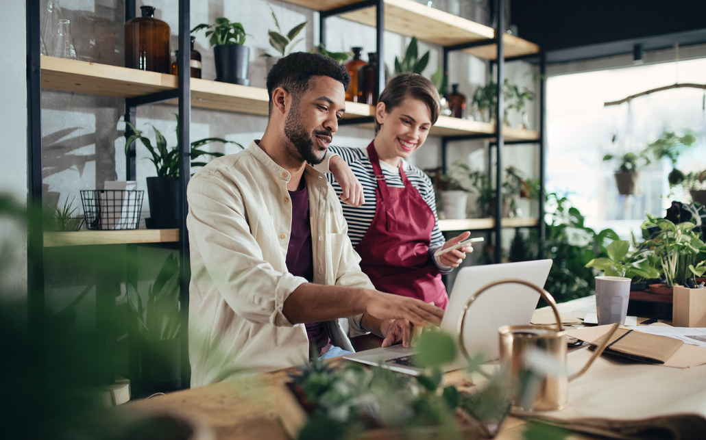 Leader coaching an employee in a shop.