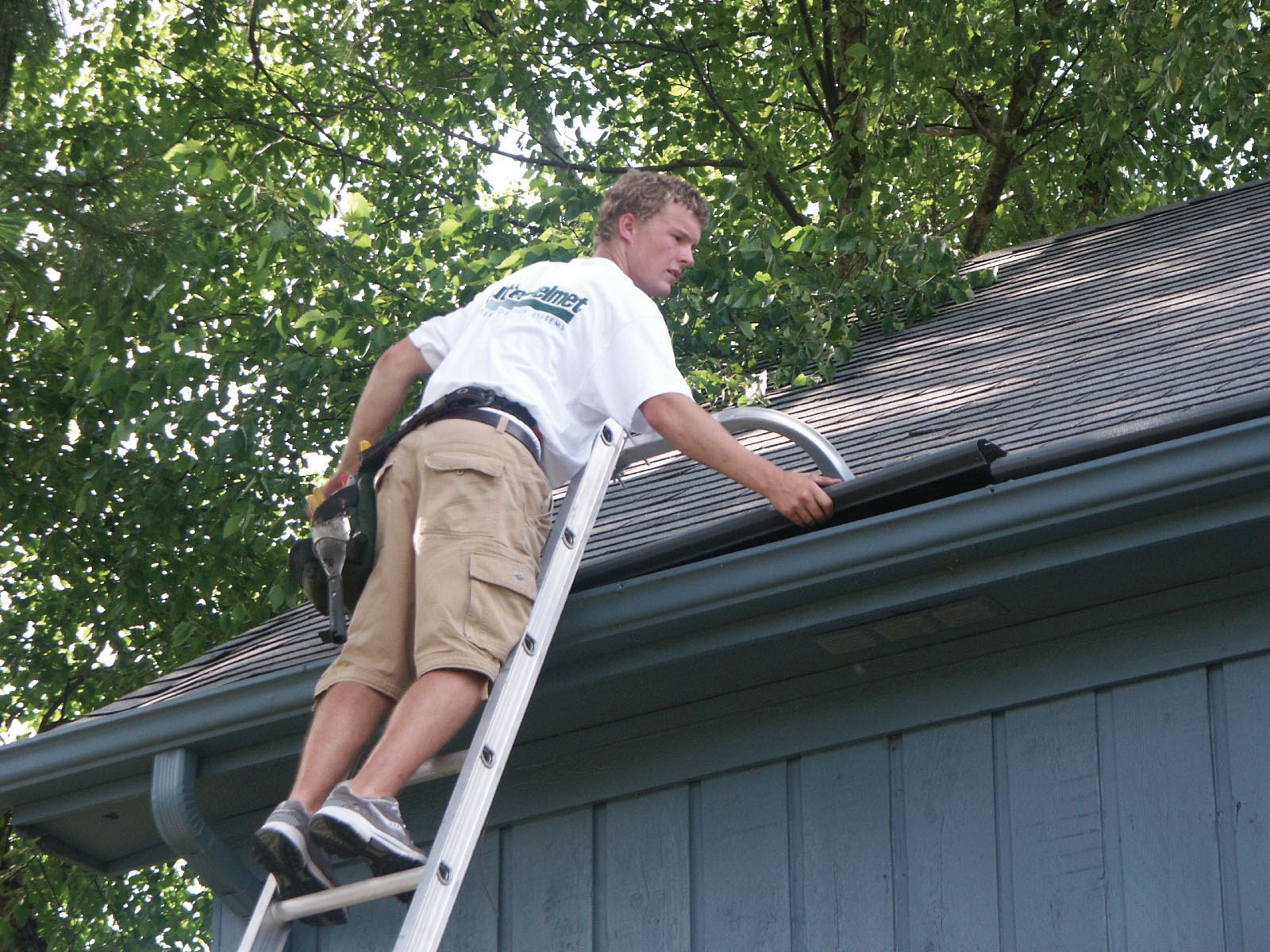 Diy Gutter Installation Diy In 2020 How To Install Gutters Diy Gutters Gutters