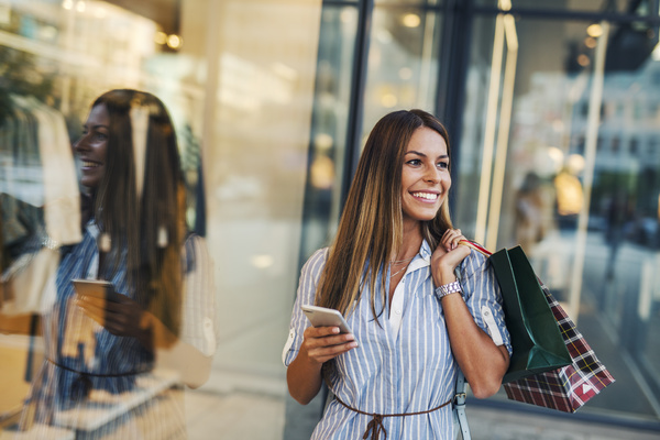 Data Enrichment - Smiling woman shopping.