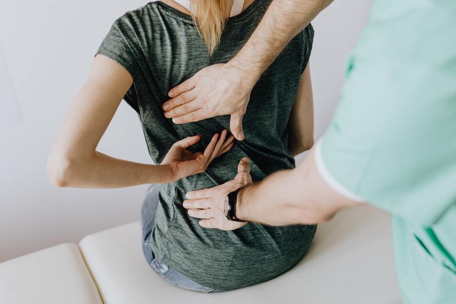 Painful rash on one side of the body is a common symptom of shingles