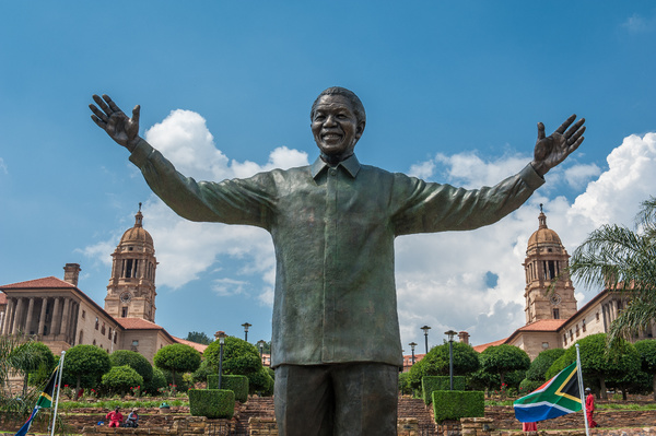 nelson mandela statue