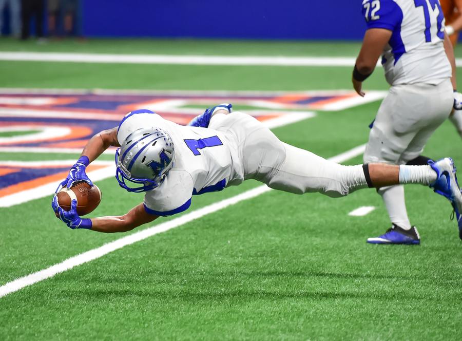 Football player catching a ball.