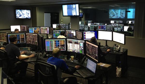 Brokers in front of multiscreen computers.